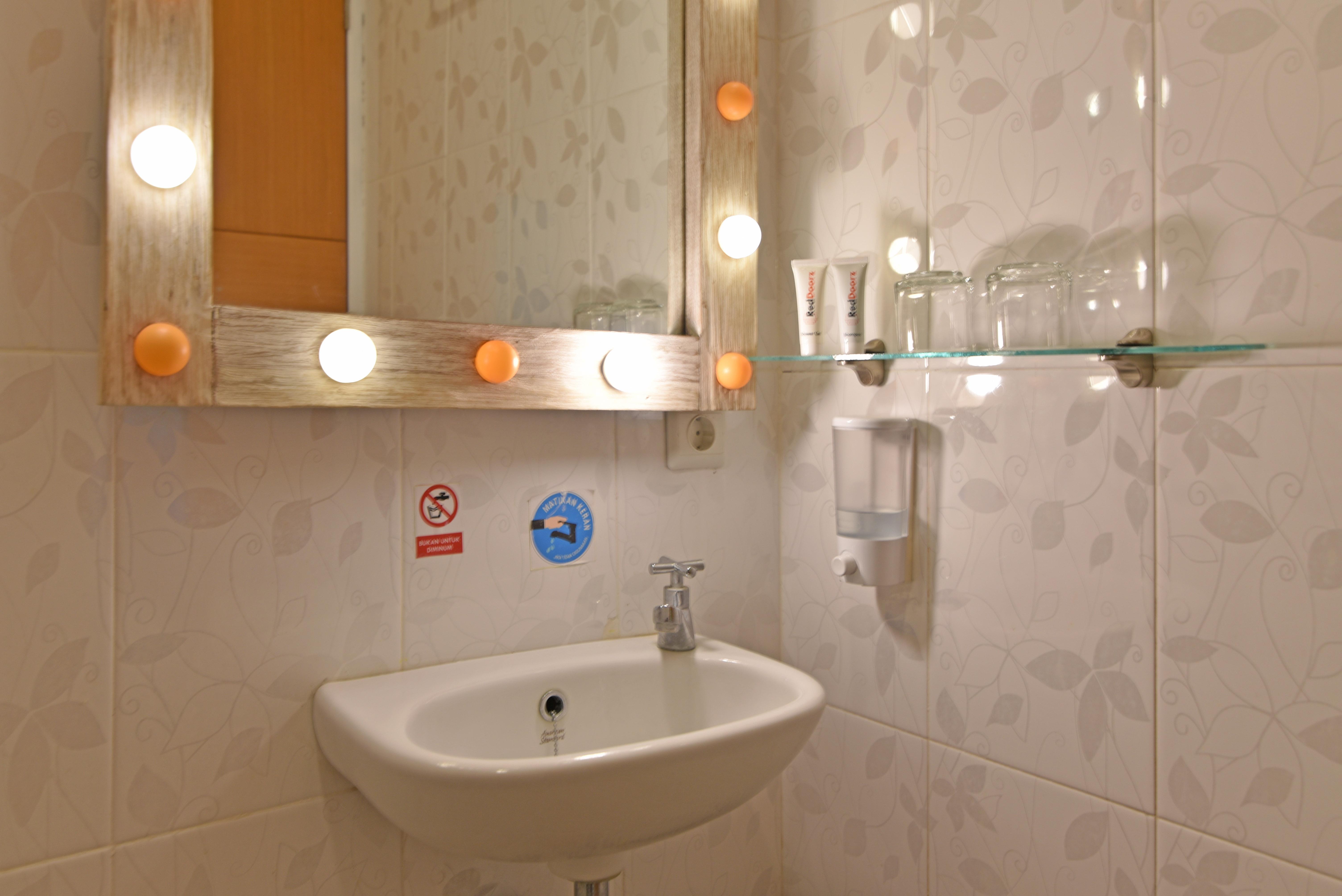 Reddoorz Plus @ Mahendradatta Denpasar Ngoại thất bức ảnh