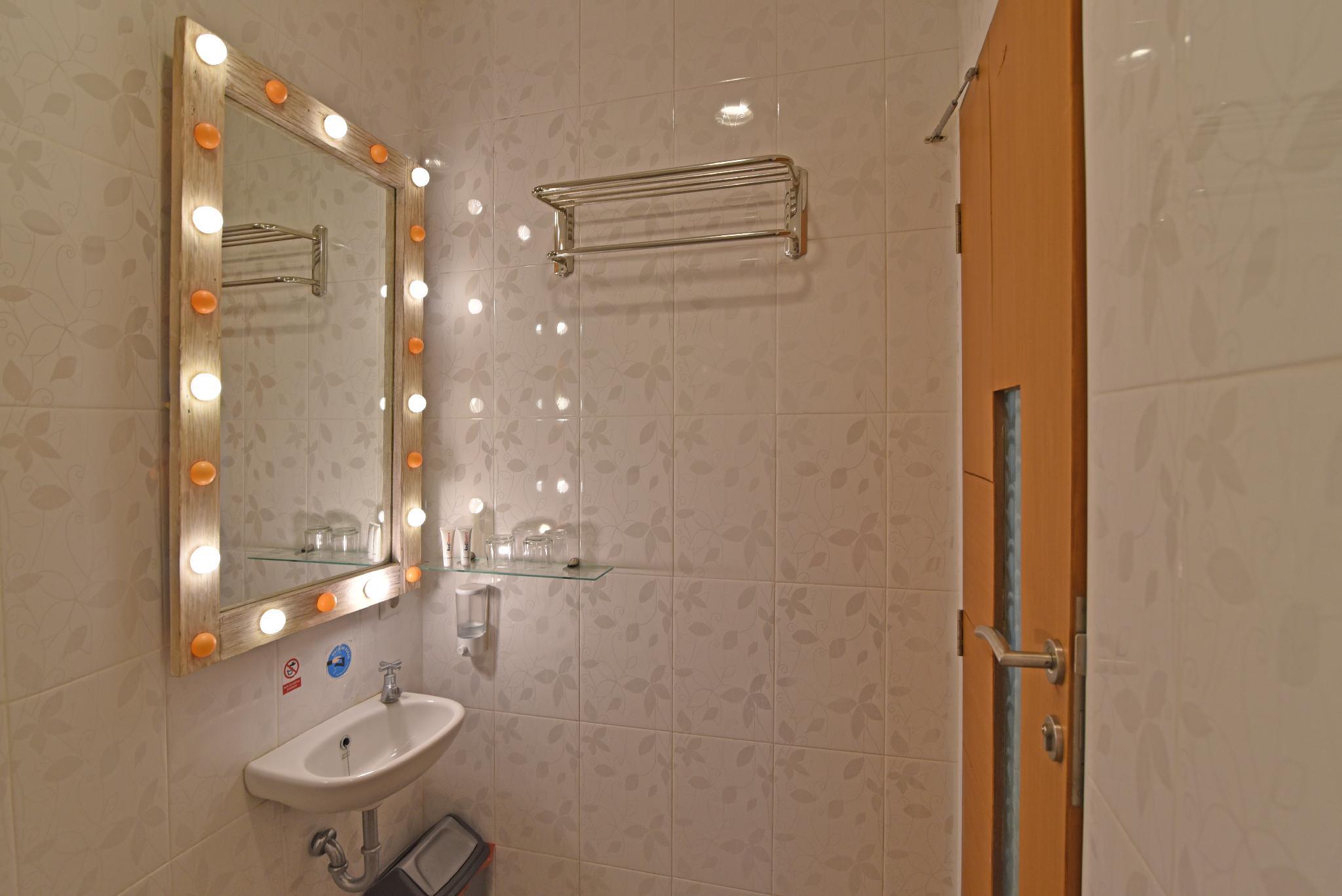 Reddoorz Plus @ Mahendradatta Denpasar Ngoại thất bức ảnh