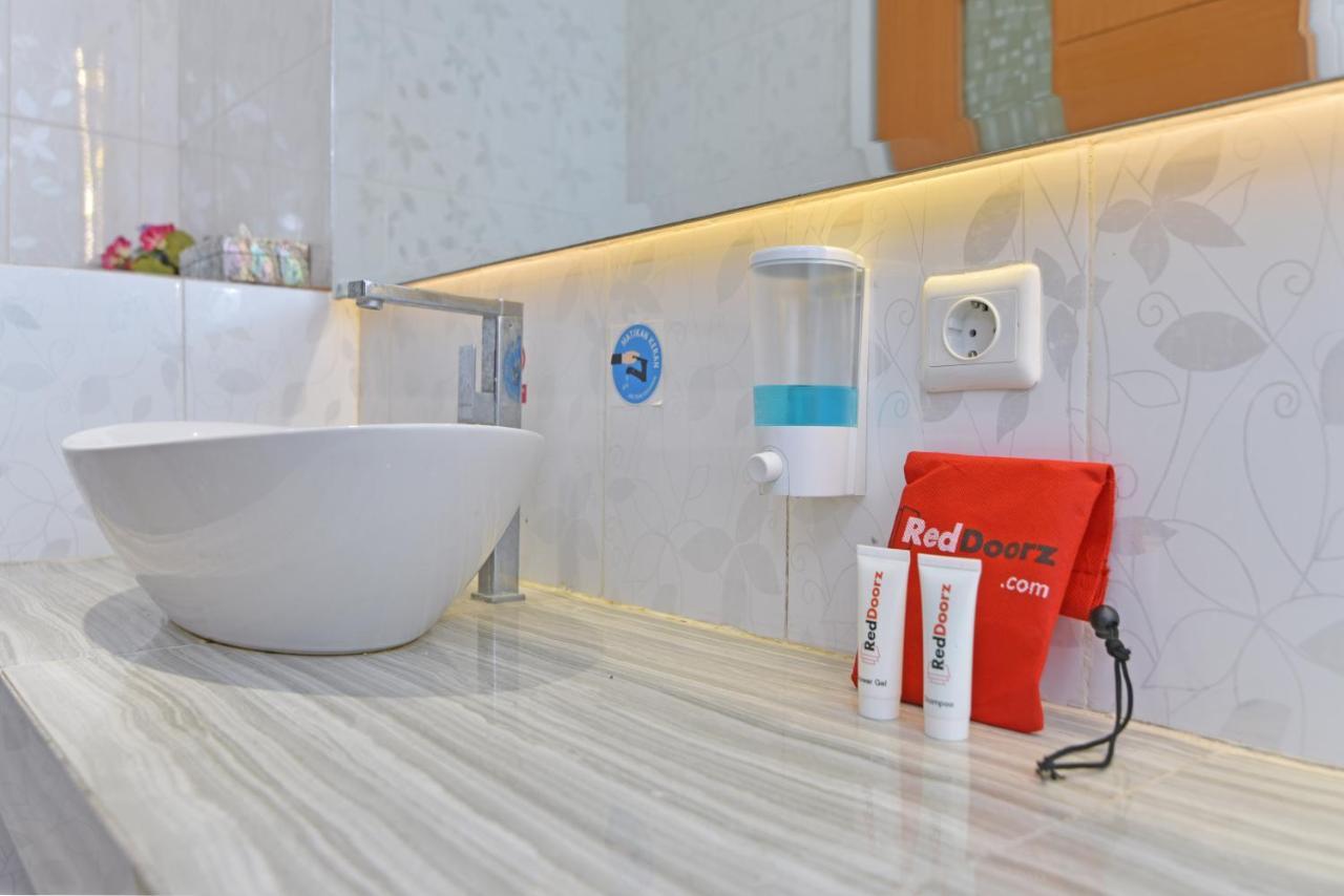 Reddoorz Plus @ Mahendradatta Denpasar Ngoại thất bức ảnh