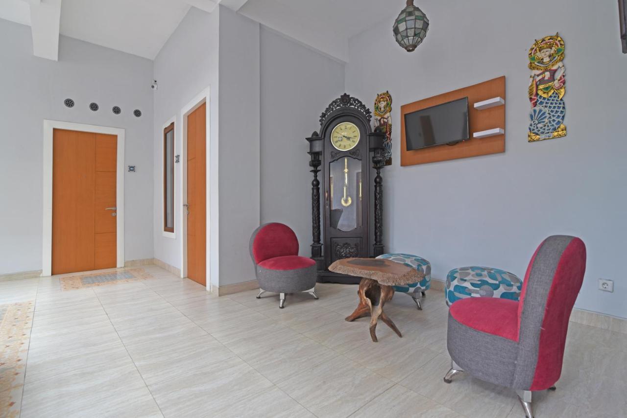 Reddoorz Plus @ Mahendradatta Denpasar Ngoại thất bức ảnh